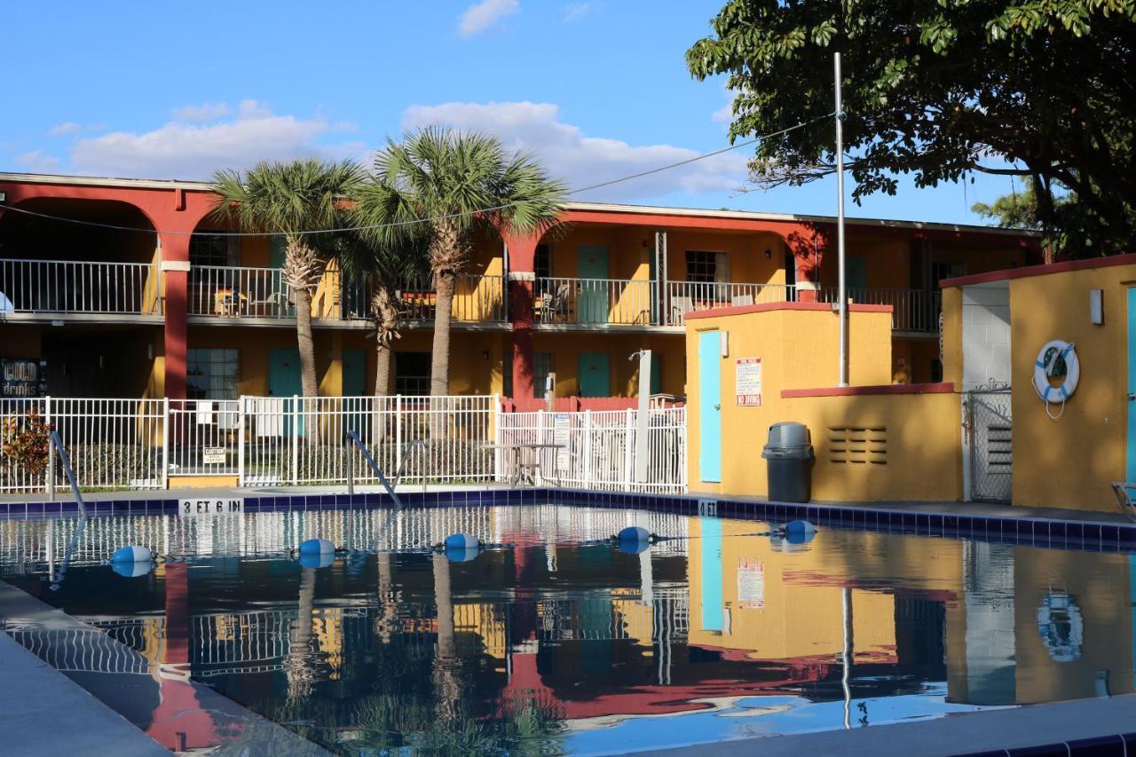 Howard Johnson By Wyndham Lake Front Park Kissimmee Exterior foto